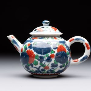 Three Chinese famille verte and Imari-style teapots, Kangxi — 照片 8