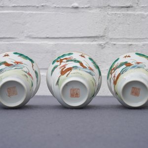 Three Chinese famille verte 'deer and monkey' cups and saucers, Tongzhi mark and of the period — 照片 14