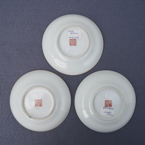 Three Chinese famille verte 'deer and monkey' cups and saucers, Tongzhi mark and of the period — 照片 17