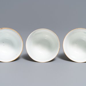 Three Chinese famille verte 'deer and monkey' cups and saucers, Tongzhi mark and of the period — 照片 8