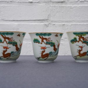Three Chinese famille verte 'deer and monkey' cups and saucers, Tongzhi mark and of the period — 照片 10