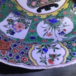 Three Chinese famille verte dishes with floral designs, Kangxi — 照片 15