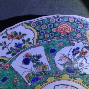 Three Chinese famille verte dishes with floral designs, Kangxi — 照片 17