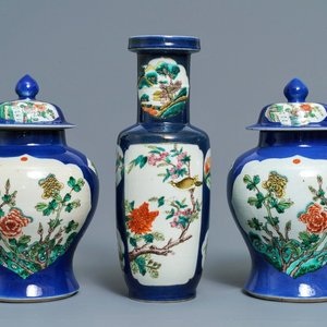 Three Chinese famille verte on powder blue-ground vases, 19th C. — 照片 1