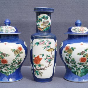 Three Chinese famille verte on powder blue-ground vases, 19th C. — 照片 12