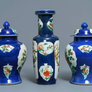 Three Chinese famille verte on powder blue-ground vases, 19th C. — 照片 4