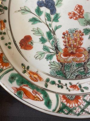 Three Chinese famille verte 'phoenix and peony' plates, Kangxi — photo 16