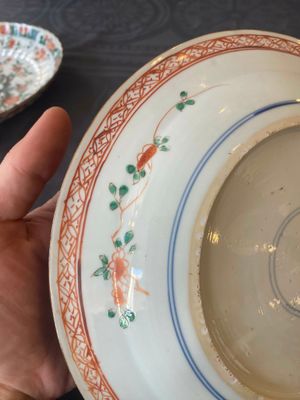 Three Chinese famille verte 'phoenix and peony' plates, Kangxi — photo 20