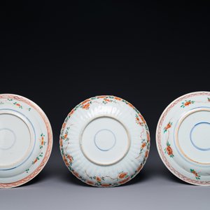 Three Chinese famille verte 'phoenix and peony' plates, Kangxi — photo 2