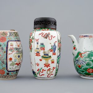 Three Chinese famille verte pieces: a chocolate jug, a vase and a beer mug, Kangxi — photo 3