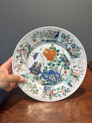 Three Chinese famille verte plates and a teapot, Kangxi — photo 2