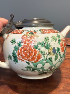 Three Chinese famille verte plates and a teapot, Kangxi — photo 30