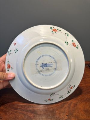 Three Chinese famille verte plates and a teapot, Kangxi — photo 7