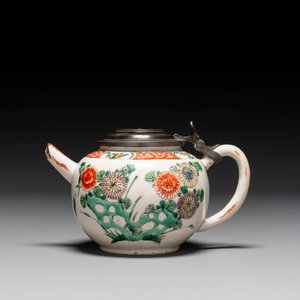 Three Chinese famille verte plates and a teapot, Kangxi — photo 4