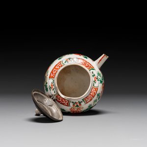 Three Chinese famille verte plates and a teapot, Kangxi — photo 6