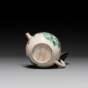 Three Chinese famille verte plates and a teapot, Kangxi — photo 7