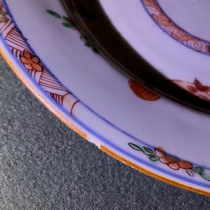 Three Chinese famille verte plates with carps and floral designs, Kangxi — photo 9