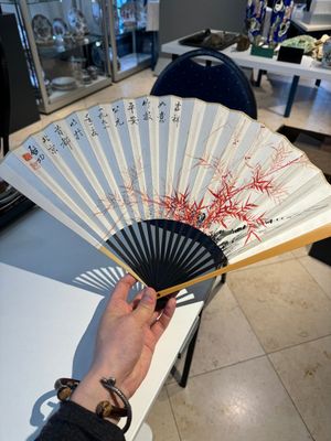 Three Chinese fans, ink and colour on paper, signed Qi Baishi 齊白石 (1864-1957), Qi Gong 启功 (1912-2005), Chen Dayu 陈大羽 (1912-2001) and Shi Shuqing 史树青 (1922-2007) — 照片 1