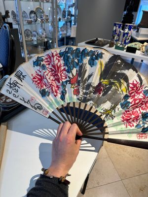 Three Chinese fans, ink and colour on paper, signed Qi Baishi 齊白石 (1864-1957), Qi Gong 启功 (1912-2005), Chen Dayu 陈大羽 (1912-2001) and Shi Shuqing 史树青 (1922-2007) — 照片 15