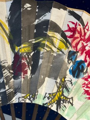 Three Chinese fans, ink and colour on paper, signed Qi Baishi 齊白石 (1864-1957), Qi Gong 启功 (1912-2005), Chen Dayu 陈大羽 (1912-2001) and Shi Shuqing 史树青 (1922-2007) — 照片 19