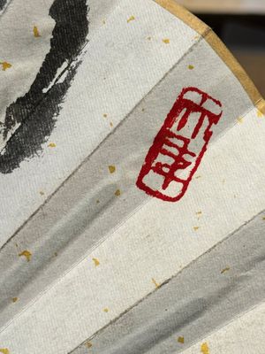 Three Chinese fans, ink and colour on paper, signed Qi Baishi 齊白石 (1864-1957), Qi Gong 启功 (1912-2005), Chen Dayu 陈大羽 (1912-2001) and Shi Shuqing 史树青 (1922-2007) — 照片 22