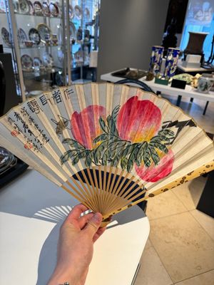 Three Chinese fans, ink and colour on paper, signed Qi Baishi 齊白石 (1864-1957), Qi Gong 启功 (1912-2005), Chen Dayu 陈大羽 (1912-2001) and Shi Shuqing 史树青 (1922-2007) — 照片 23