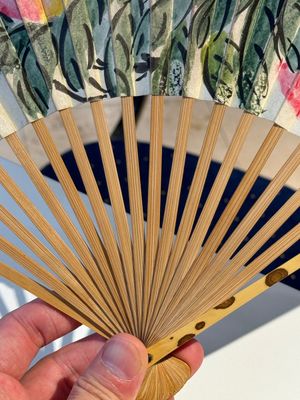 Three Chinese fans, ink and colour on paper, signed Qi Baishi 齊白石 (1864-1957), Qi Gong 启功 (1912-2005), Chen Dayu 陈大羽 (1912-2001) and Shi Shuqing 史树青 (1922-2007) — 照片 32