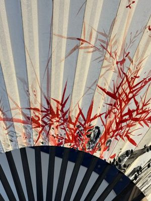 Three Chinese fans, ink and colour on paper, signed Qi Baishi 齊白石 (1864-1957), Qi Gong 启功 (1912-2005), Chen Dayu 陈大羽 (1912-2001) and Shi Shuqing 史树青 (1922-2007) — 照片 4