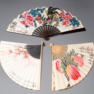Three Chinese fans, ink and colour on paper, signed Qi Baishi 齊白石 (1864-1957), Qi Gong 启功 (1912-2005), Chen Dayu 陈大羽 (1912-2001) and Shi Shuqing 史树青 (1922-2007) — 照片 1