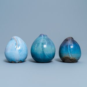 Three Chinese flambé-glazed shiwan models of peaches, 20th C. — 照片 2