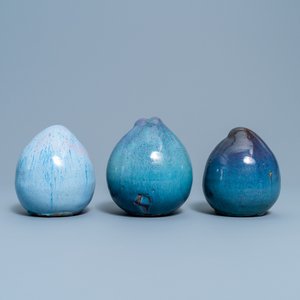 Three Chinese flambé-glazed shiwan models of peaches, 20th C. — 照片 4