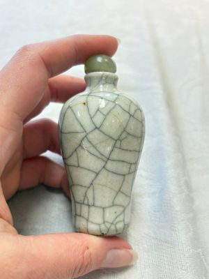 Three Chinese ge-type miniature vases and two snuff bottles, 18/19th C. — foto 13
