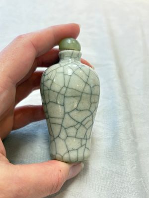Three Chinese ge-type miniature vases and two snuff bottles, 18/19th C. — foto 14