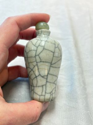 Three Chinese ge-type miniature vases and two snuff bottles, 18/19th C. — foto 15