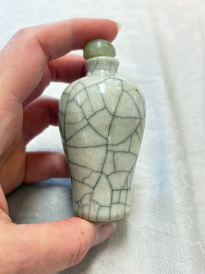 Three Chinese ge-type miniature vases and two snuff bottles, 18/19th C. — foto 16
