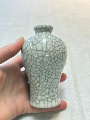 Three Chinese ge-type miniature vases and two snuff bottles, 18/19th C. — foto 23