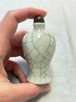 Three Chinese ge-type miniature vases and two snuff bottles, 18/19th C. — foto 26