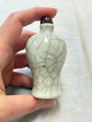 Three Chinese ge-type miniature vases and two snuff bottles, 18/19th C. — foto 27
