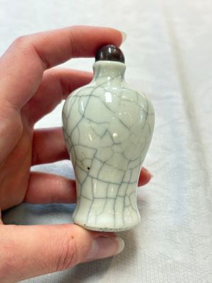 Three Chinese ge-type miniature vases and two snuff bottles, 18/19th C. — foto 28