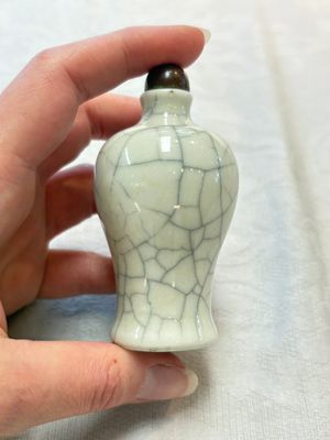 Three Chinese ge-type miniature vases and two snuff bottles, 18/19th C. — foto 29