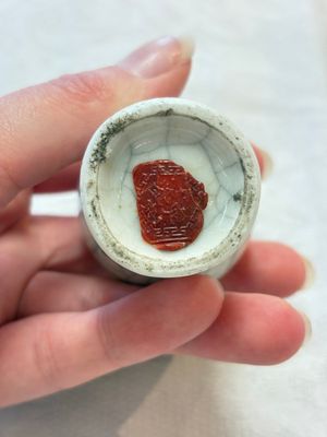 Three Chinese ge-type miniature vases and two snuff bottles, 18/19th C. — foto 31
