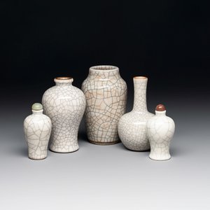 Three Chinese ge-type miniature vases and two snuff bottles, 18/19th C. — foto 1