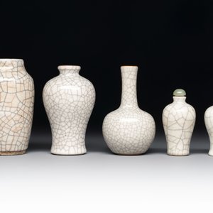 Three Chinese ge-type miniature vases and two snuff bottles, 18/19th C. — foto 2