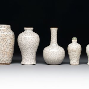 Three Chinese ge-type miniature vases and two snuff bottles, 18/19th C. — foto 3
