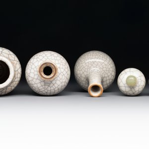 Three Chinese ge-type miniature vases and two snuff bottles, 18/19th C. — foto 4
