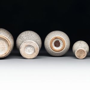 Three Chinese ge-type miniature vases and two snuff bottles, 18/19th C. — foto 5