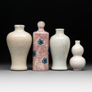 Three Chinese ge-type snuff bottles and a blue, white and ge-type snuff bottle, 19th C. — photo 1