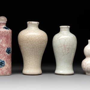 Three Chinese ge-type snuff bottles and a blue, white and ge-type snuff bottle, 19th C. — photo 2