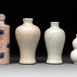 Three Chinese ge-type snuff bottles and a blue, white and ge-type snuff bottle, 19th C. — photo 3