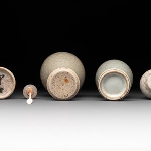 Three Chinese ge-type snuff bottles and a blue, white and ge-type snuff bottle, 19th C. — photo 5